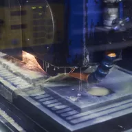 Minifaber verfügt über einen umfangreichen Maschinenpark für die Konstruktion und den Bau von Formen, die Metallbearbeitung und die Herstellung fertiger Produkte.