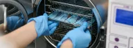 Wir sind auf die Metallverarbeitung zur Herstellung von TUV-zertifizierten Produkten für den Medizinsektor spezialisiert und bieten maßgeschneiderte Lösungen für jede Anforderung.