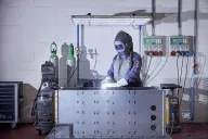 Wir führen Schweißarbeiten an Blechen mit speziellen Technologien durch: Laserschweißen, TIG- und MIG-Schweißen, Widerstands- und Projektionstechniken sowie robotergestütztes Schweißen.