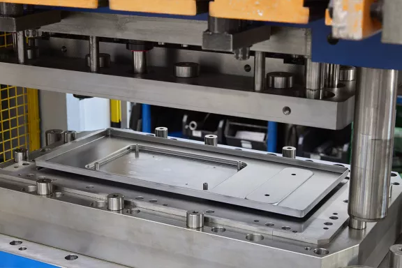 Wir bieten hochwertige Tiefziehmaschinen, die für jede Produktionsanforderung geeignet sind. Fordern Sie ein individuelles Angebot an und optimieren Sie Ihre Produktion!