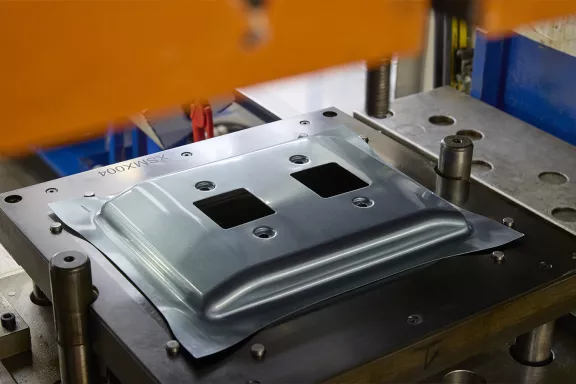 Wir bieten hochwertige Tiefziehmaschinen, die für jede Produktionsanforderung geeignet sind. Fordern Sie ein individuelles Angebot an und optimieren Sie Ihre Produktion!