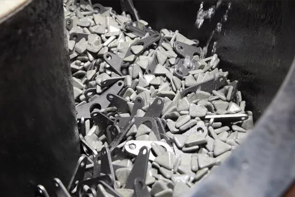 Machines de lavage et d'ébavurage de précision pour des résultats impeccables. Demandez des informations détaillées sur nos produits et optimisez votre production !