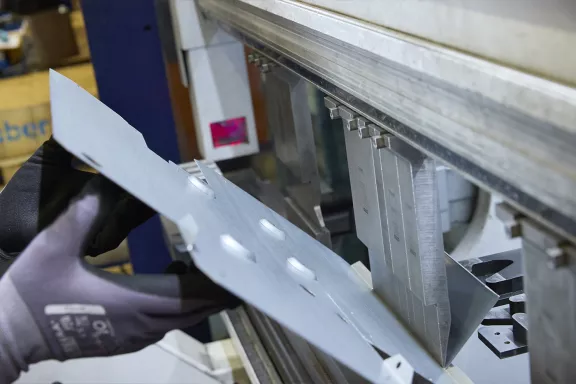 Le nostre macchine per piegatura garantiscono precisione e risultati su misura. Affidati ai nostri esperti per migliorare la tua produzione. Scopri di più ora!