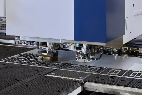 In Minifaber ci occupiamo di tutti i processi di lavorazione della lamiera, in particolare a freddo: imbutitura, tranciatura, punzonatura e piegatura.