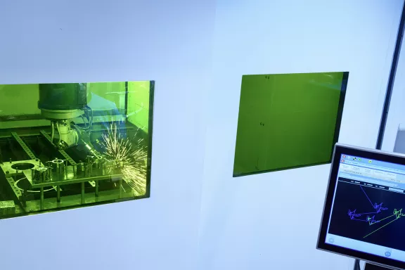 Realizziamo la saldatura delle lamiere in metallo, utilizzando le tecnologie specifiche: saldatura a laser, a TIG e MIG, a resistenza e a proiezione, ma anche robotizzata.